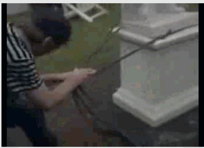 寝ている男にイタズラ